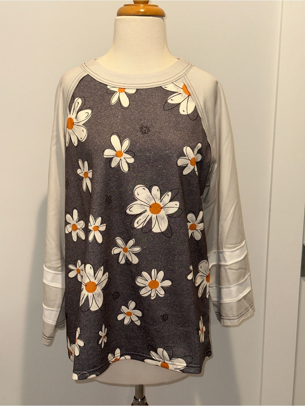 Sage Vell Daisy Print Raglan Sleeve Women's Sweater Top - Gray/Cream